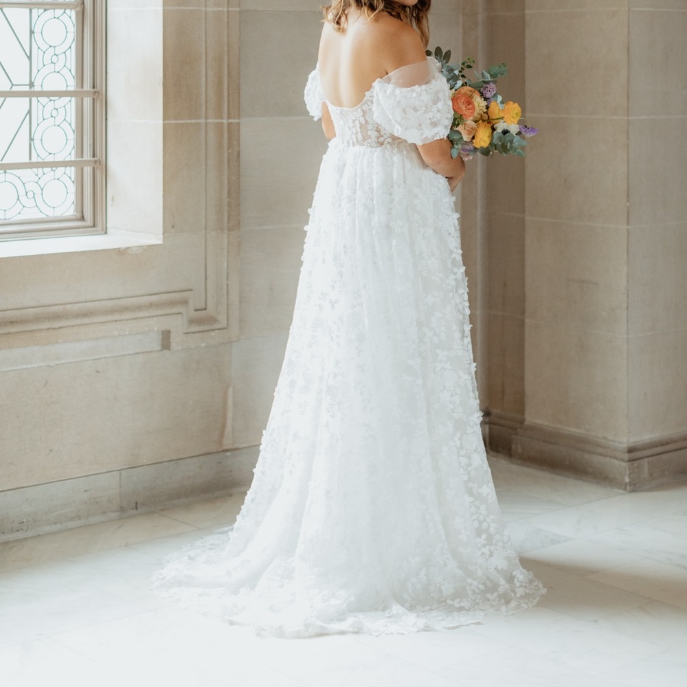 Willowby WATTERS Lilia Puff sleeve lace Empire wedding Gown - Picture 2 of 12